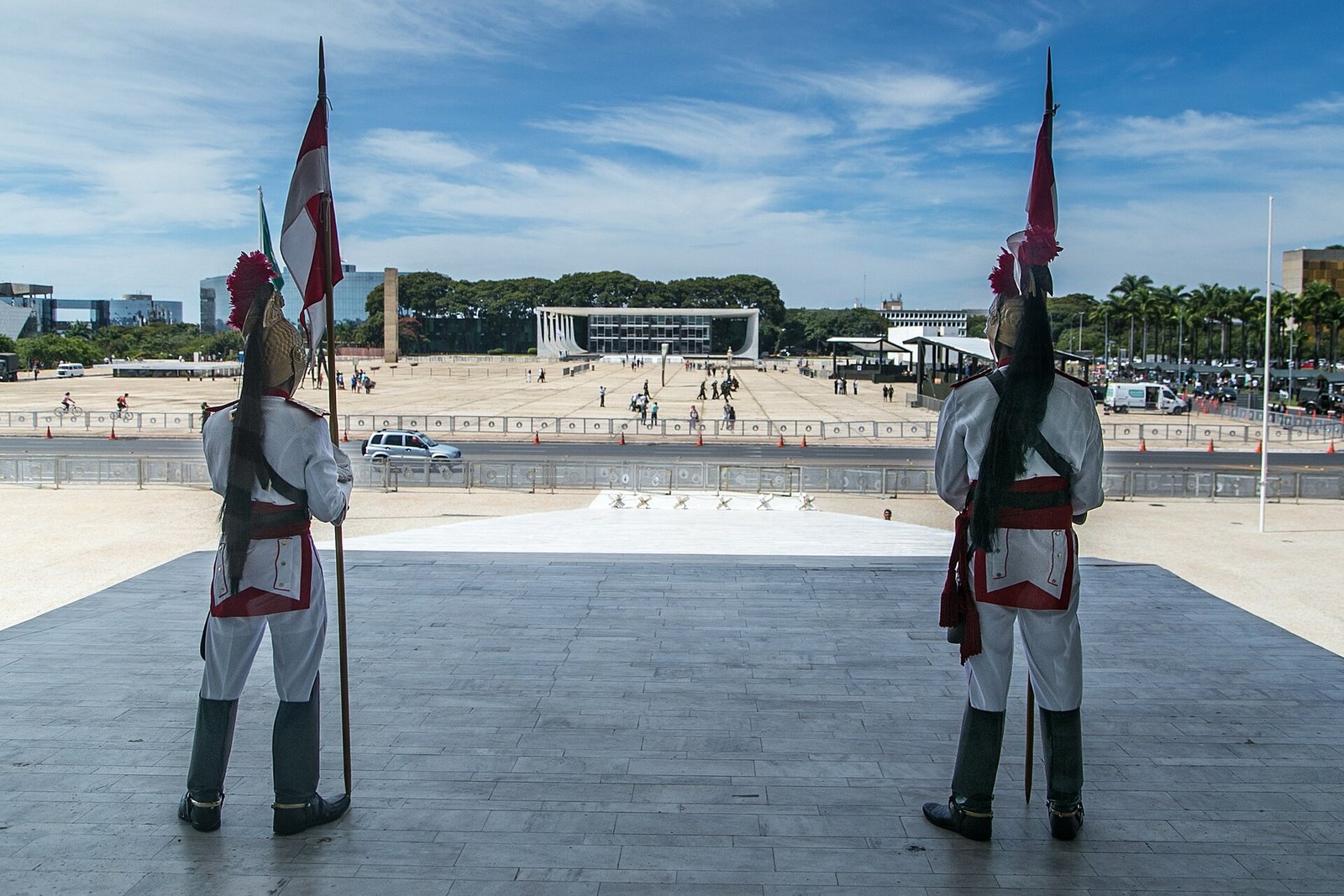 Vista da Praça dos Três Poderes a partir da rampa do Palácio do Planalto, com o edifício do Supremo Tribunal Federal ao fundo