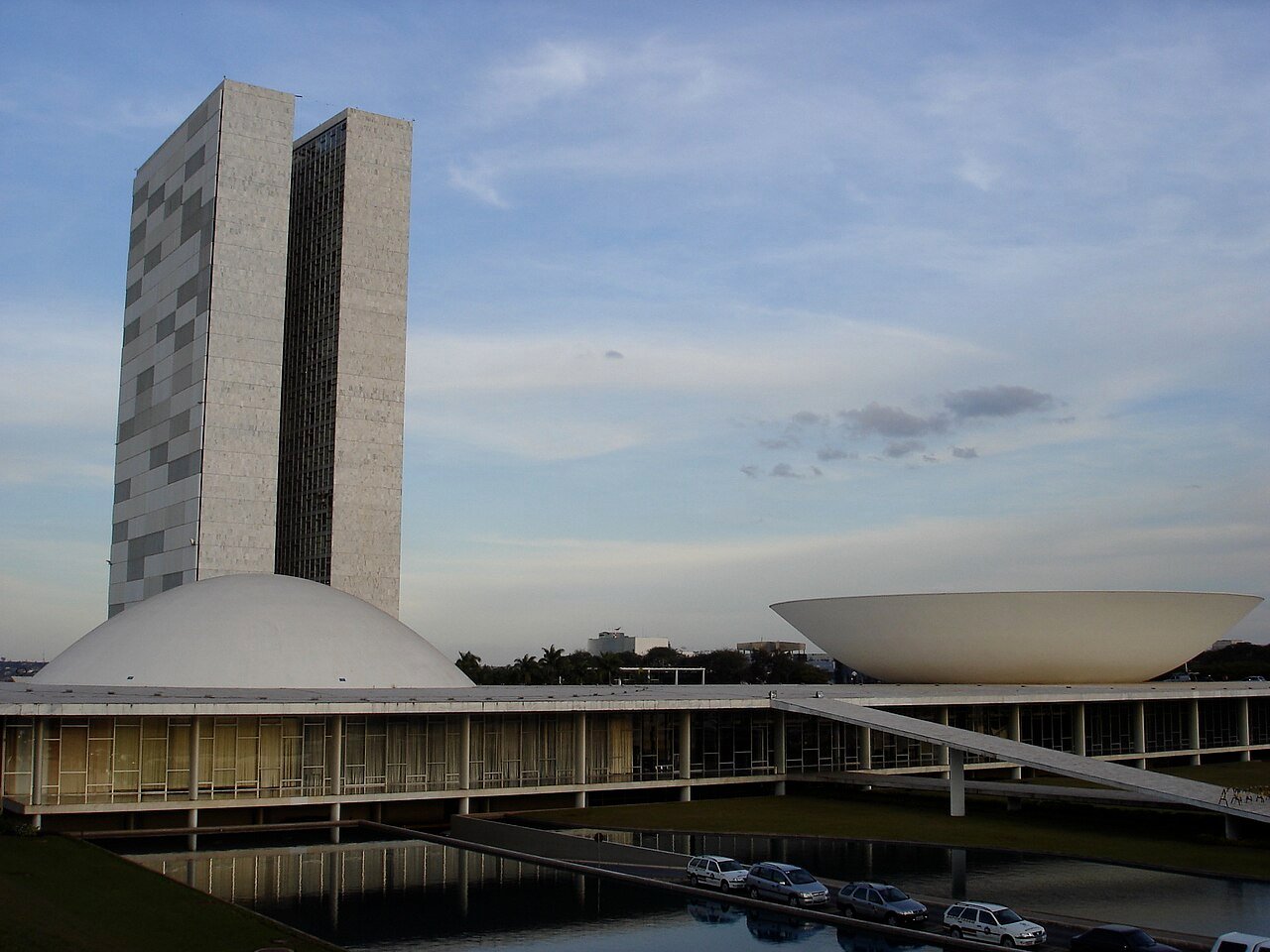 Vista do Congresso Nacional em Brasília, com as duas torres e as cúpulas da Câmara e do Senado ao entardecer