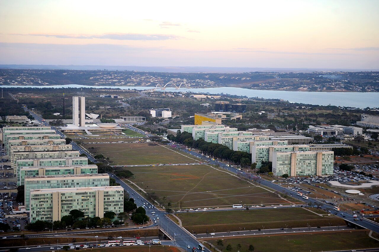 Vista aerea da Esplanada dos Ministerios em Brasilia, com os predios dos ministerios e o Congresso ao fundo