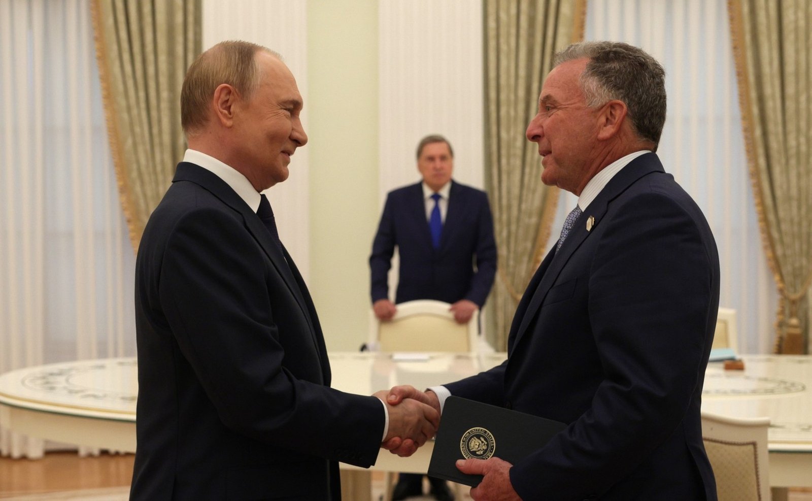 Putin e Steve Witkoff trocam aperto de mão no Kremlin, em foto de arquivo de agosto de 2025