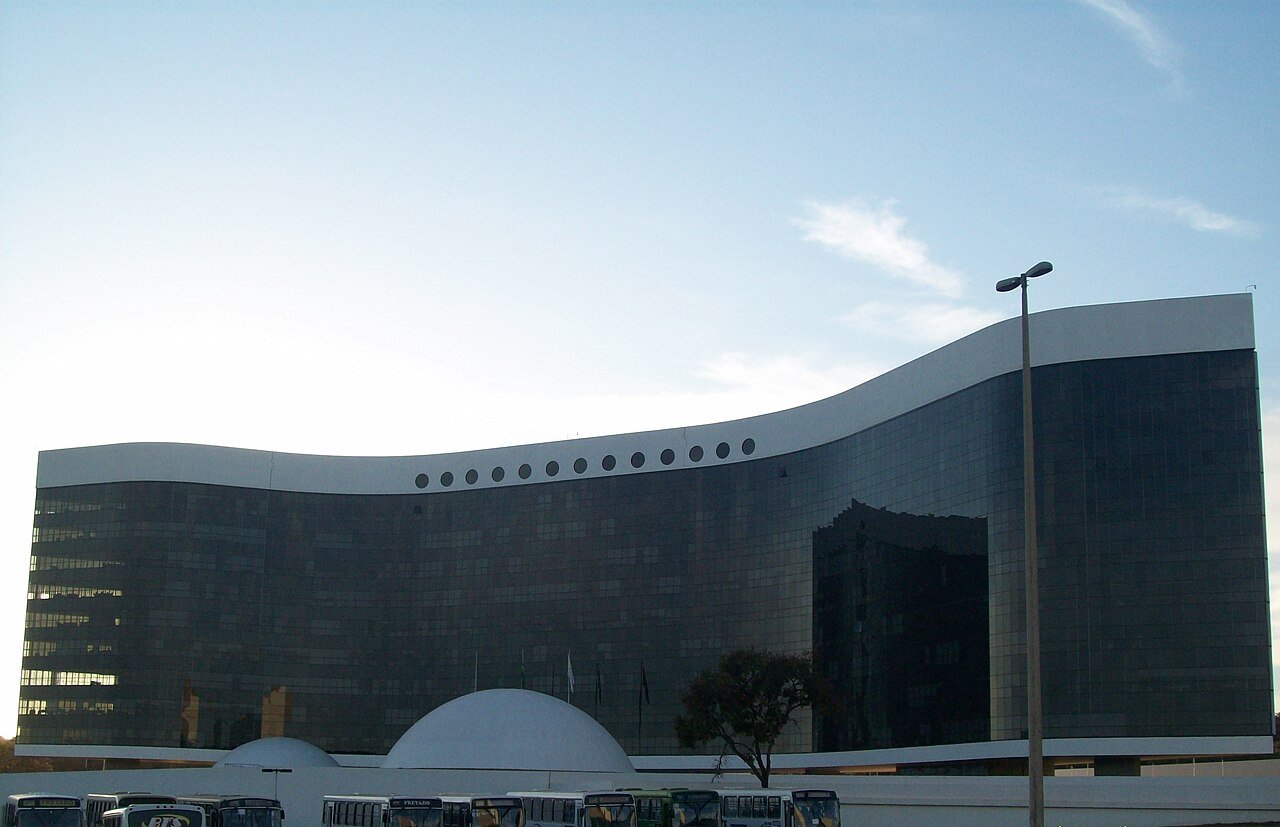 Fachada curva do edifício-sede do Tribunal Superior Eleitoral, em Brasília
