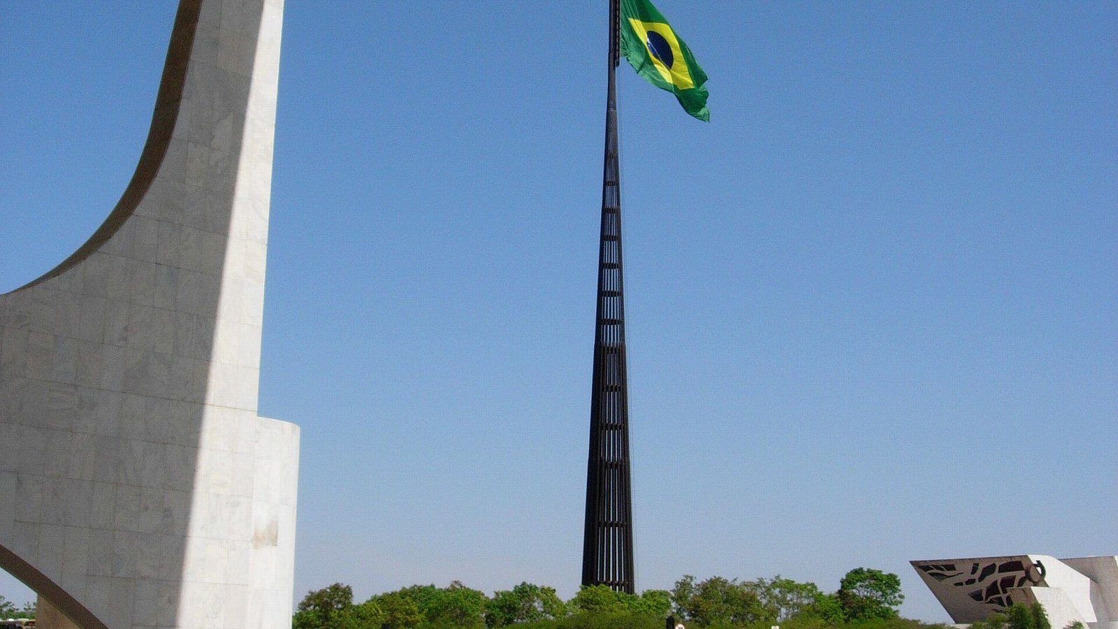 Bandeira do Brasil na Praça dos Três Poderes, em Brasília