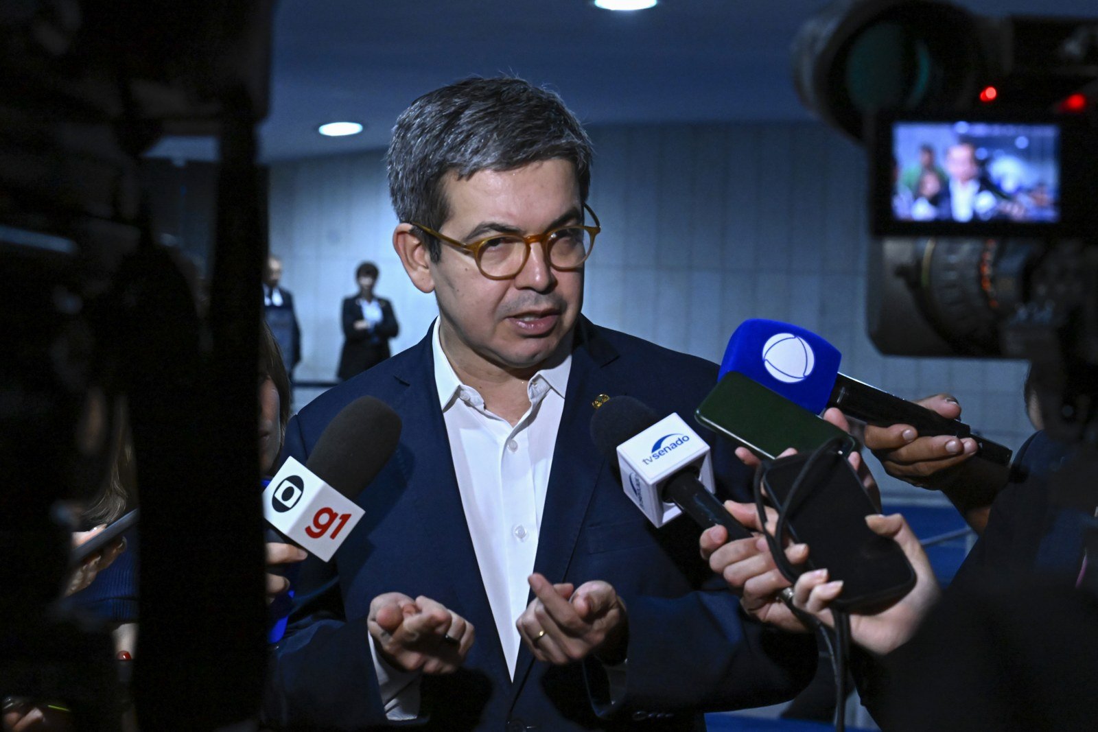 Senador Randolfe Rodrigues dá entrevista a jornalistas no Senado, foto de arquivo de 2025