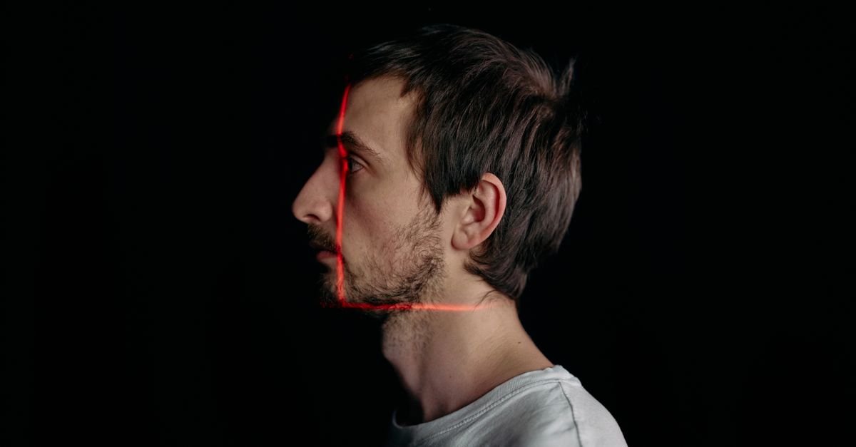 Perfil de homem com linhas de escaneamento facial projetadas sobre o rosto