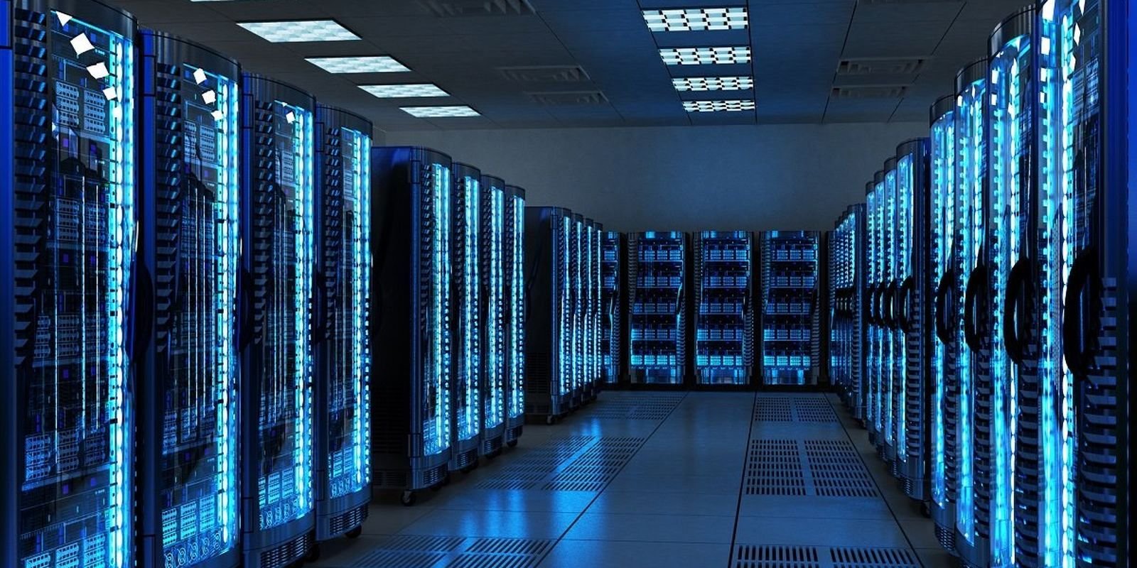 Corredor de data center com fileiras de racks de servidores iluminados em azul