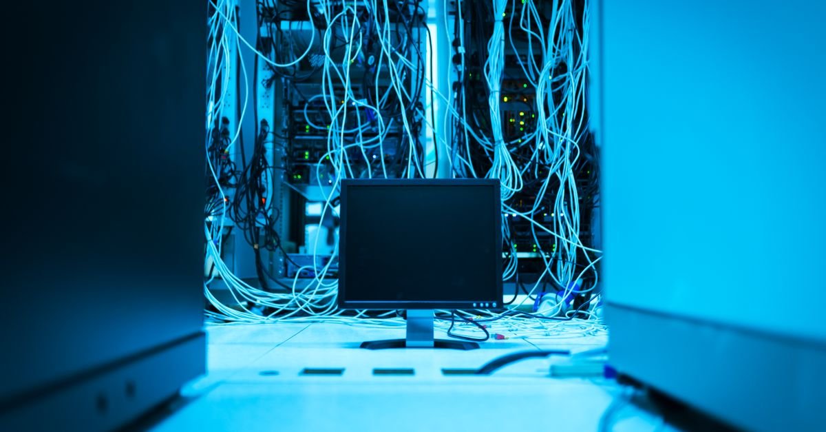 Corredor de servidores e cabos de rede em um data center