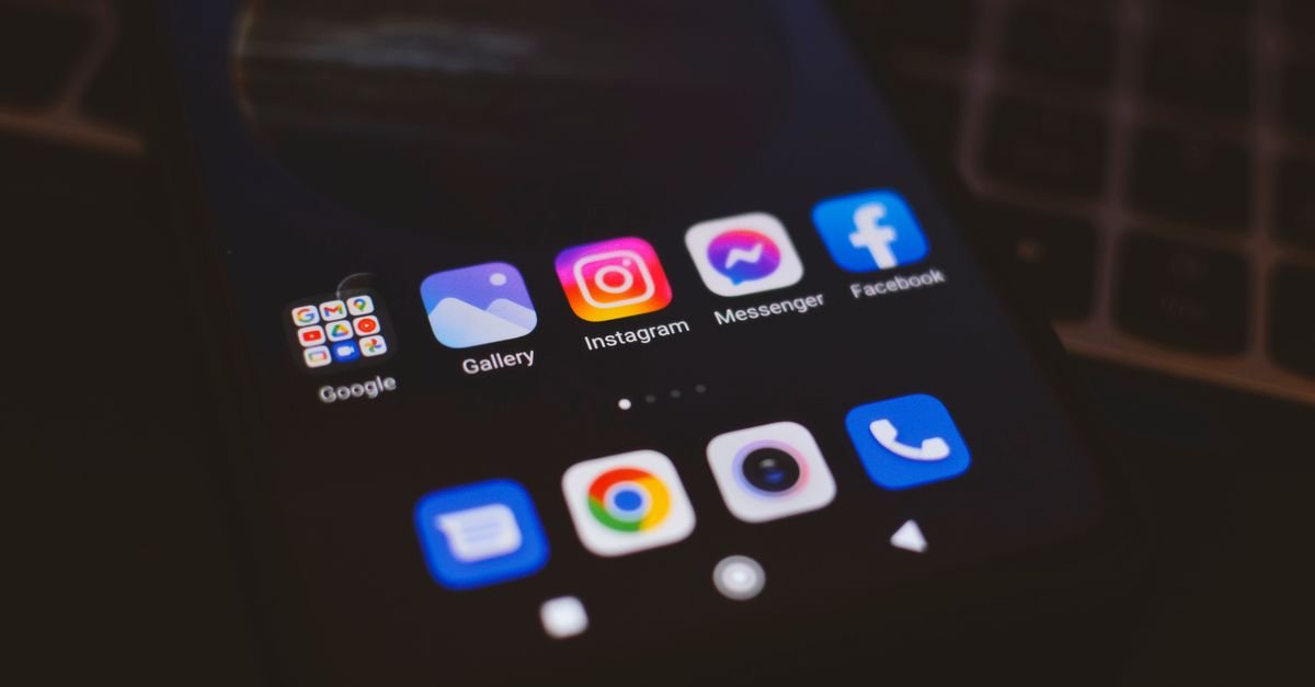 Tela de celular com ícones de aplicativos de redes sociais