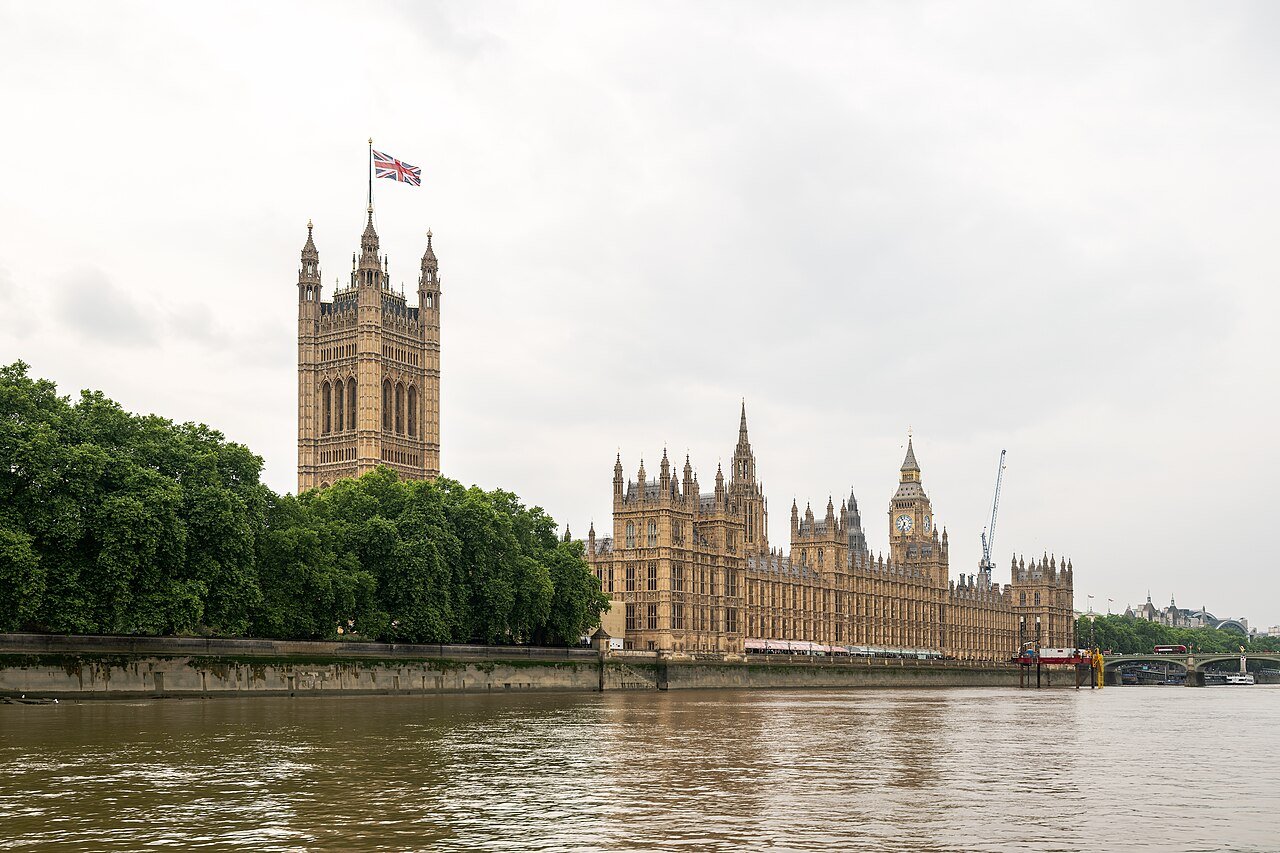 Palácio de Westminster, sede do Parlamento britânico, às margens do rio Tâmisa, em Londres