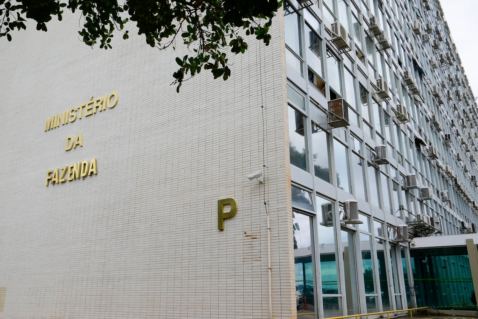 Fachada do edifício do Ministério da Fazenda em Brasília, com as letras douradas do nome do órgão