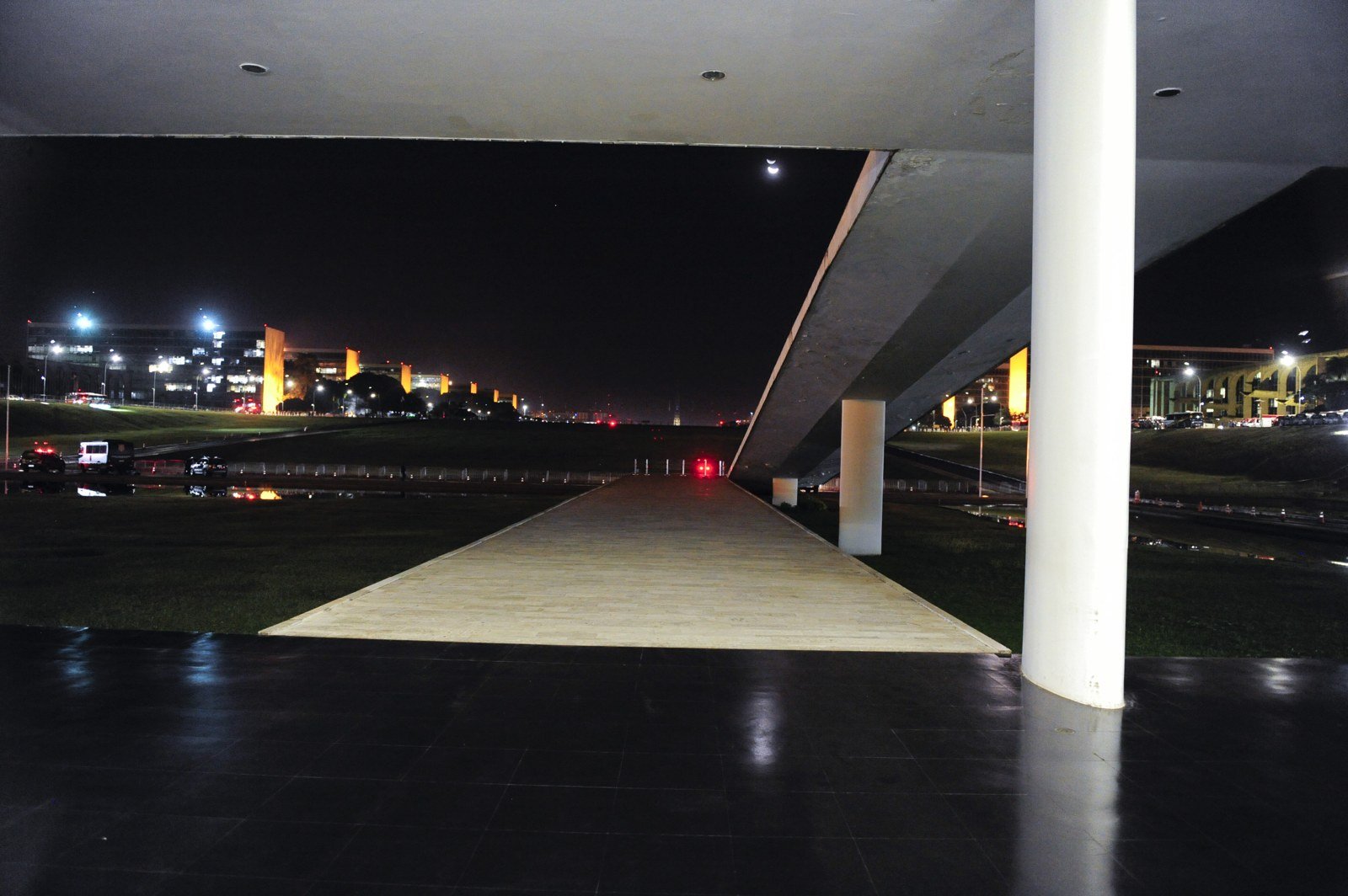 Eixo Monumental e Esplanada dos Ministérios, em Brasília, vistos à noite sob a marquise do Palácio do Planalto