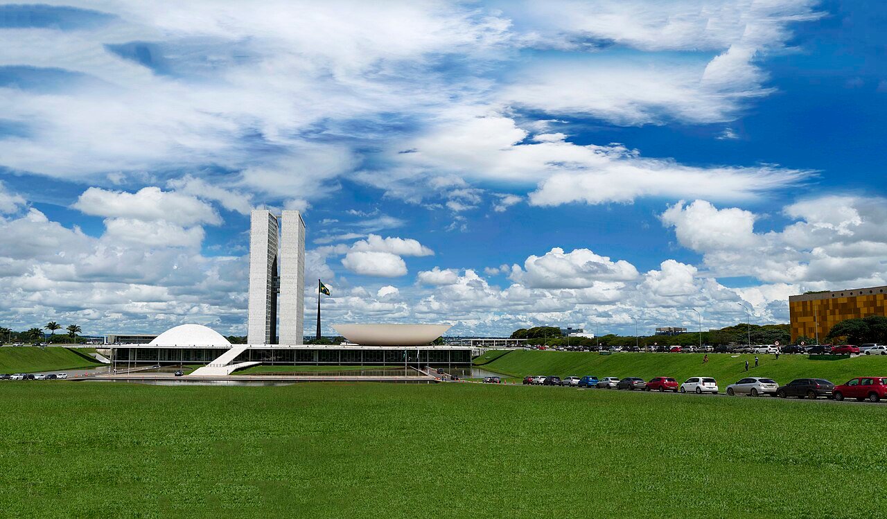 Congresso Nacional visto do gramado do Eixo Monumental, em Brasília
