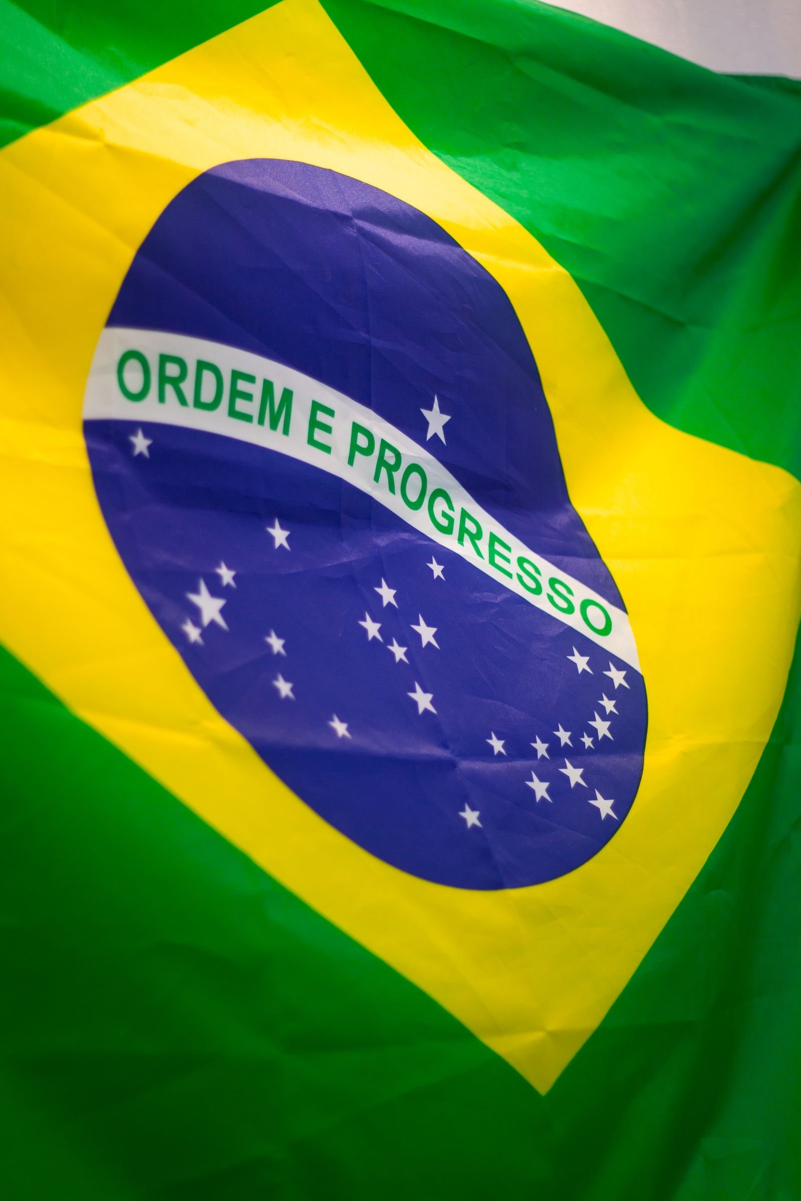 Bandeira do Brasil em close-up, símbolo da apuração das eleições presidenciais de 2026