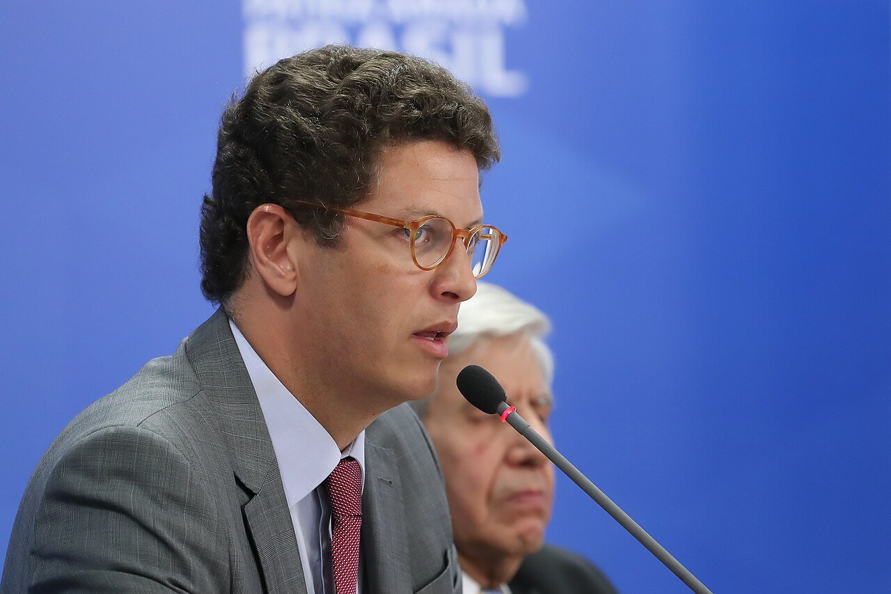 Ricardo Salles fala ao microfone durante entrevista coletiva