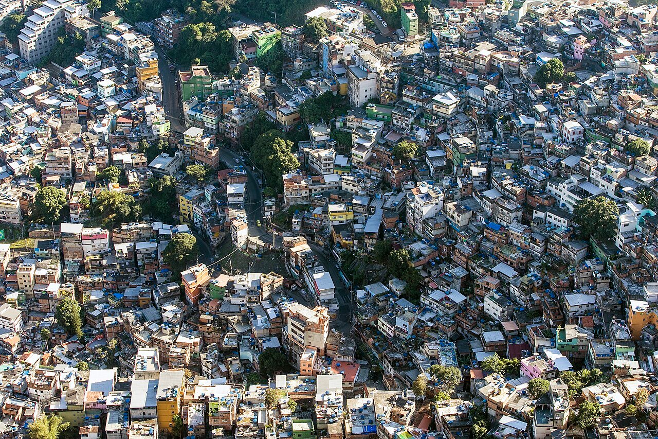 Vista aérea das casas e da via principal da Rocinha, no Rio de Janeiro