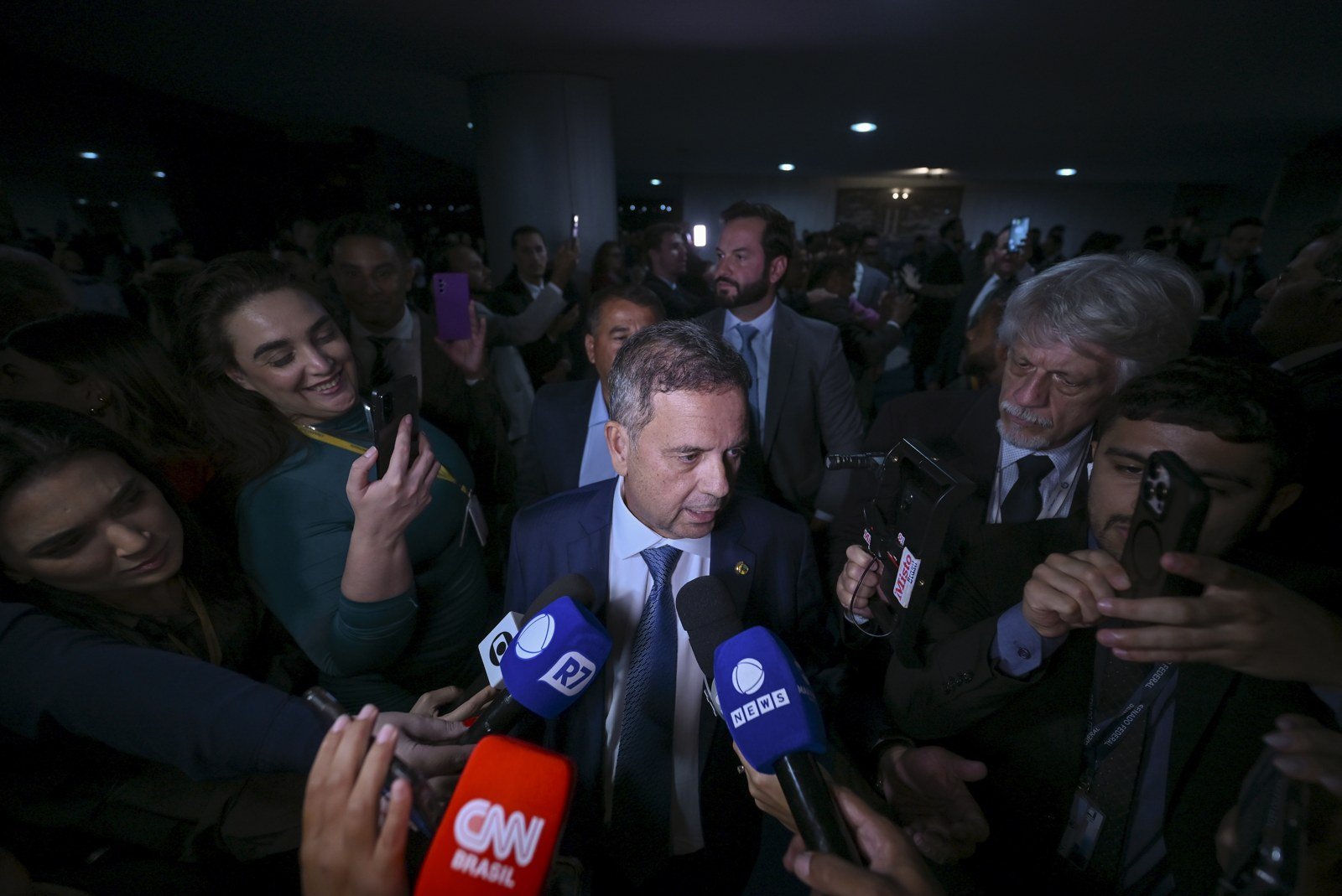 O senador Rogério Marinho (PL-RN) cercado por jornalistas e microfones durante entrevista no Senado, em foto de arquivo