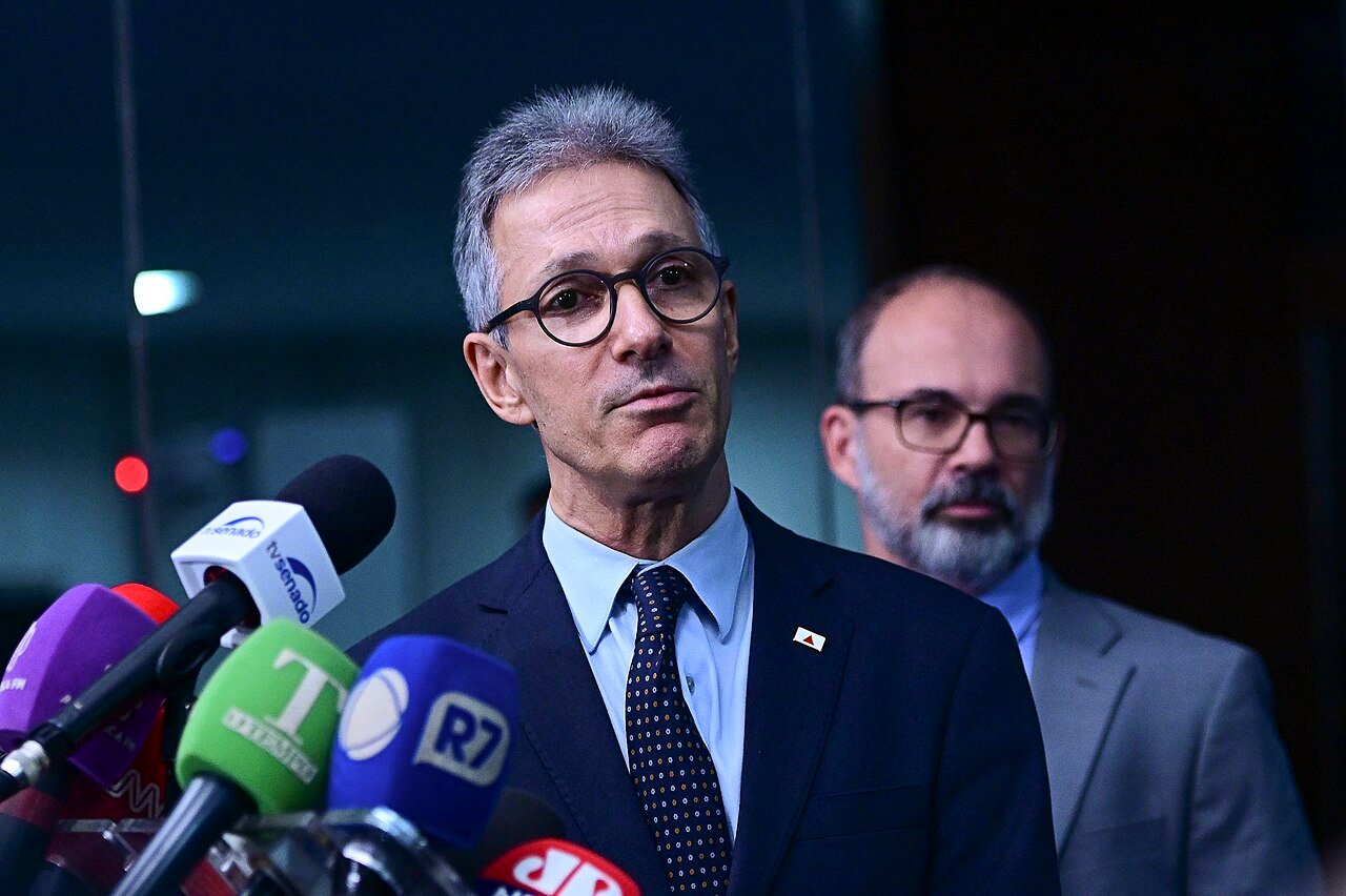 O governador de Minas Gerais, Romeu Zema, fala a jornalistas diante de microfones de emissoras de televisão