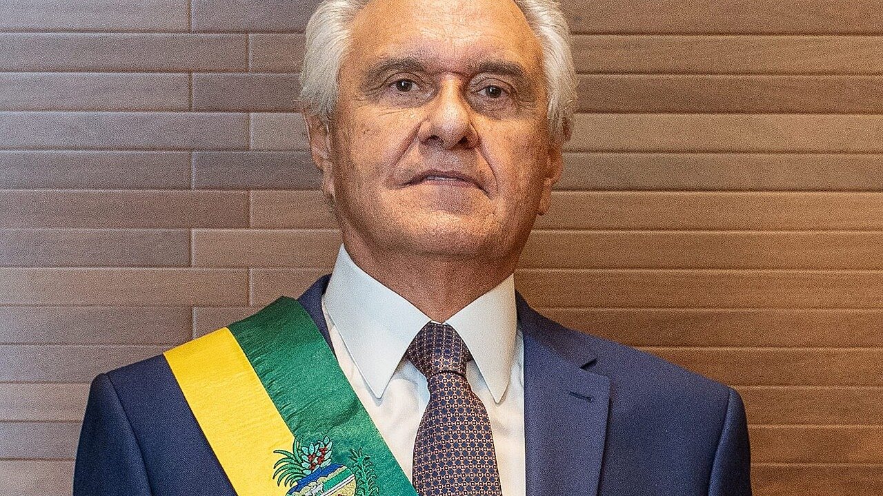 Ronaldo Caiado, governador de Goiás, de terno azul e faixa de governador, em foto oficial