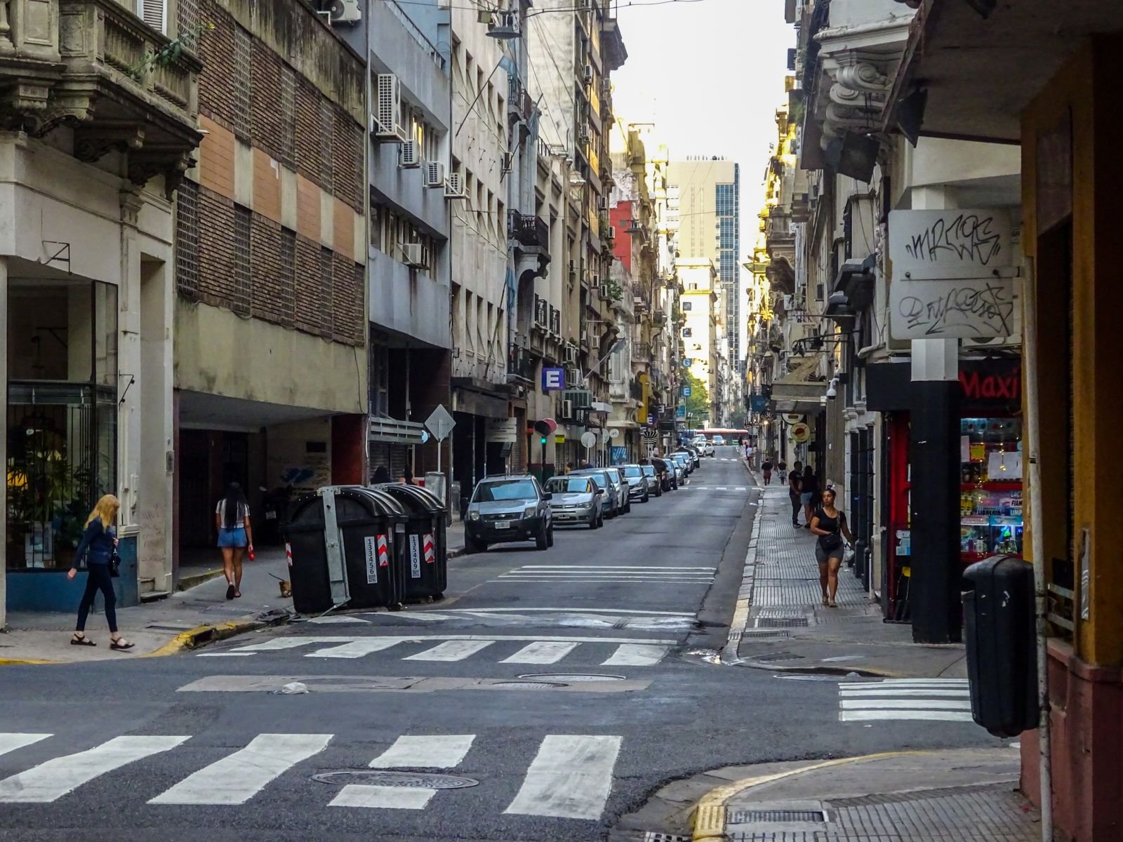 Rua do centro de Buenos Aires com carros estacionados e pedestres, em foto de arquivo