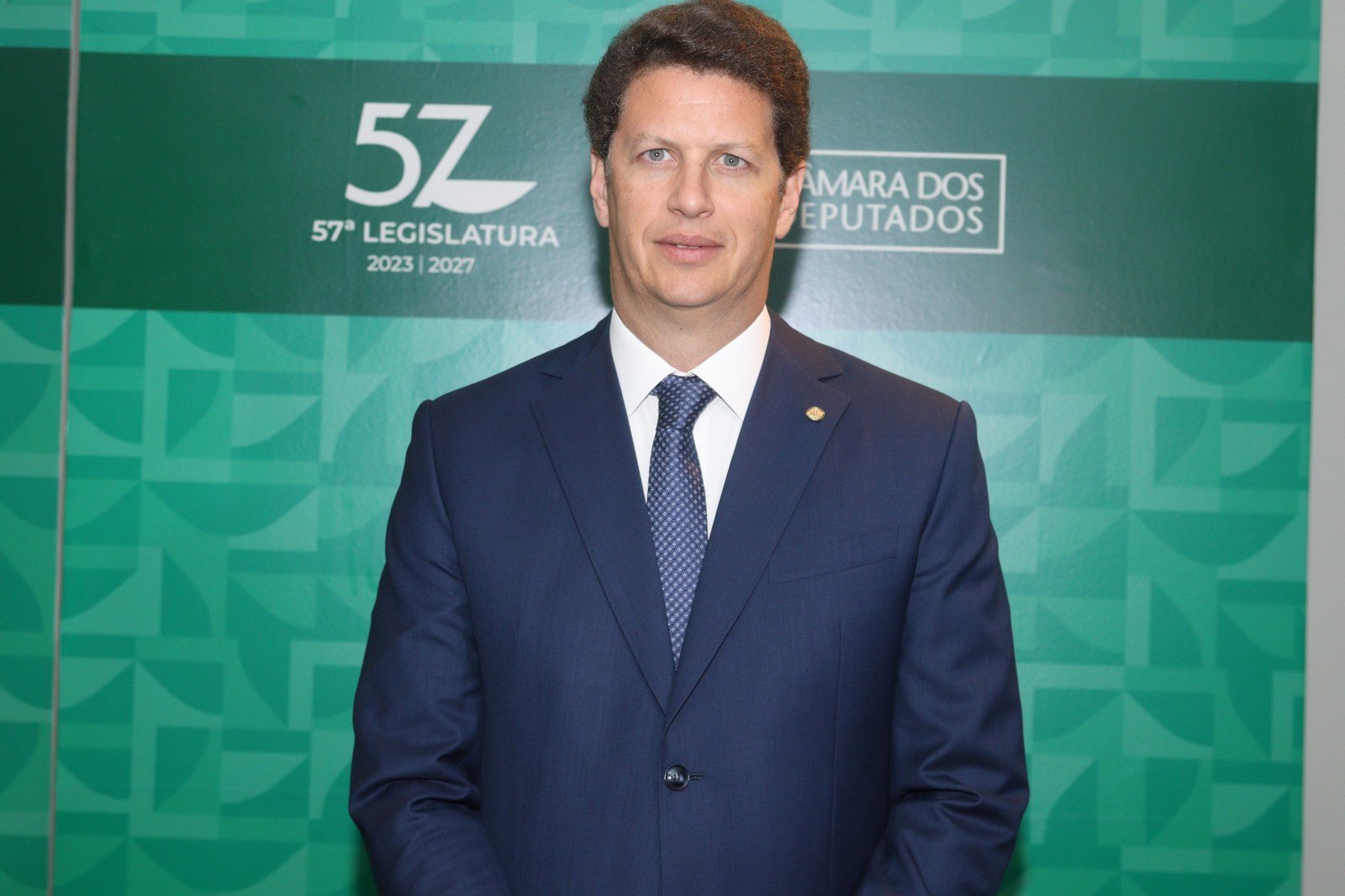 Ricardo Salles de terno azul diante do painel da 57a Legislatura da Camara dos Deputados