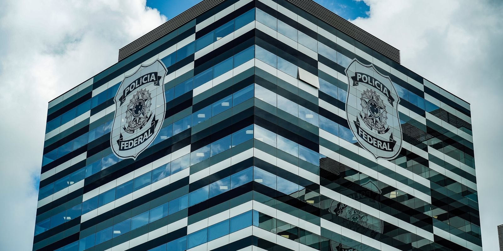 Fachada do edifício-sede da Polícia Federal em Brasília, com o brasão da corporação