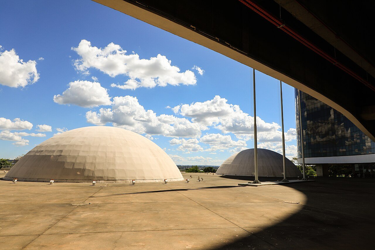 Vista externa da sede do Tribunal Superior Eleitoral, em Brasília, com as duas cúpulas e a fachada de vidro