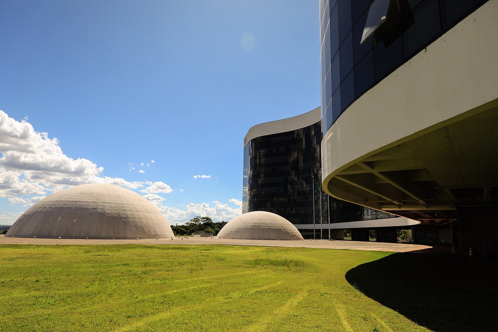 Fachada da sede do Tribunal Superior Eleitoral, em Brasília, com as duas cúpulas do edifício