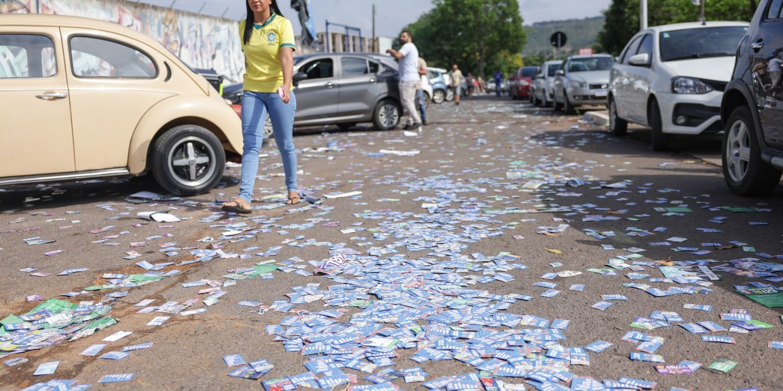 Santinhos espalhados no asfalto de uma rua durante o primeiro turno, em 4 de outubro