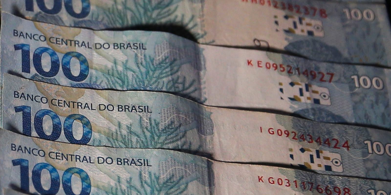Cédulas de cem reais empilhadas