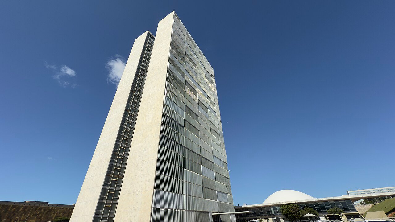 Torres do Congresso Nacional vistas de baixo, com a cúpula do Senado à direita