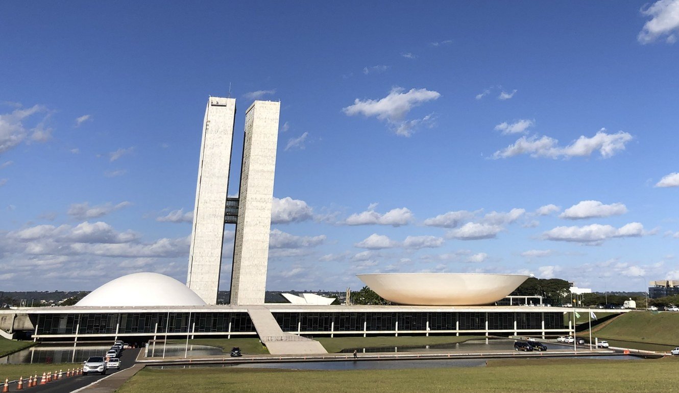Fachada do Congresso Nacional, em Brasília, com as duas torres e as cúpulas do Senado e da Câmara sob céu azul