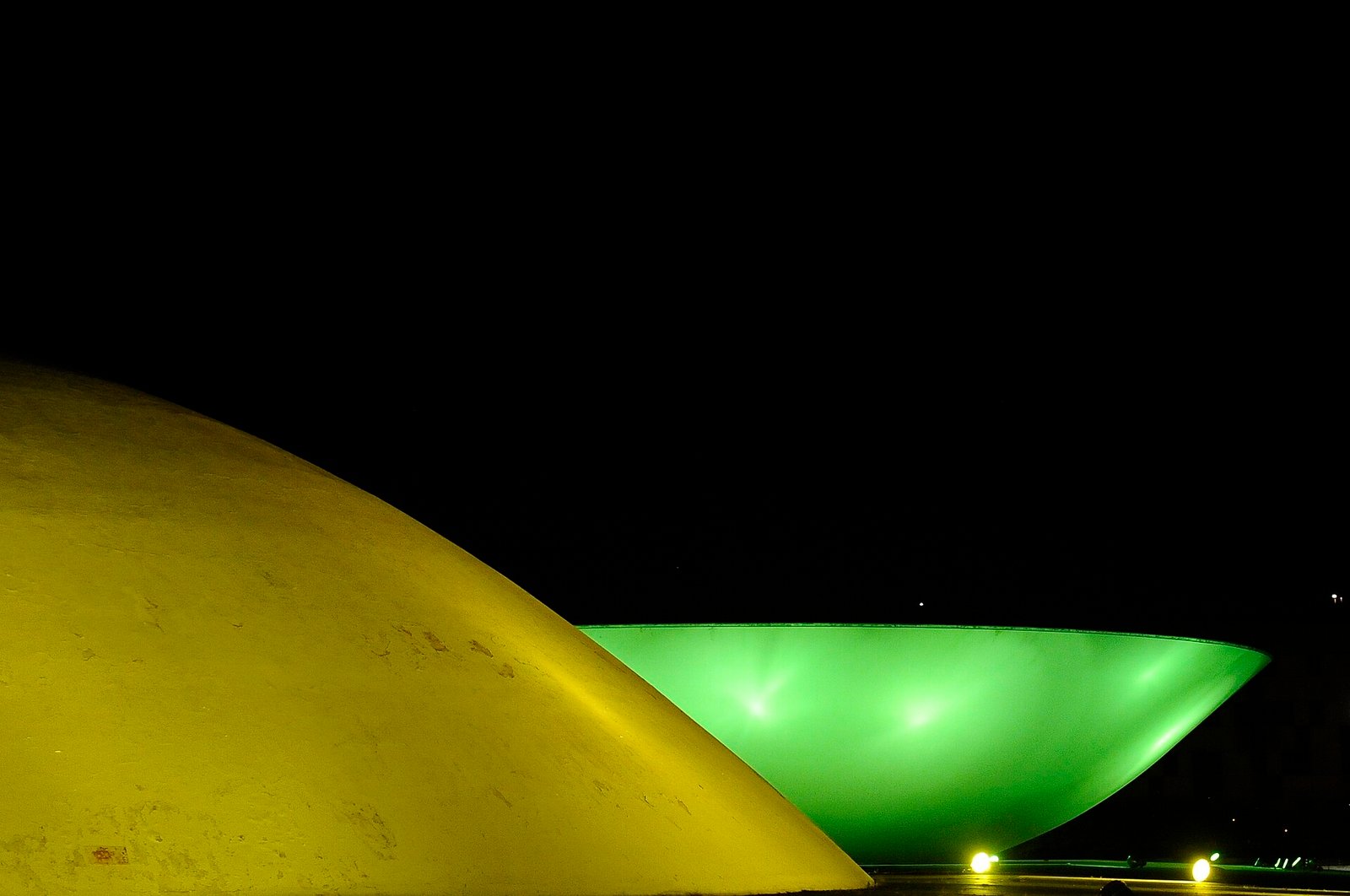 Cúpulas do Senado e da Câmara iluminadas à noite no Congresso Nacional
