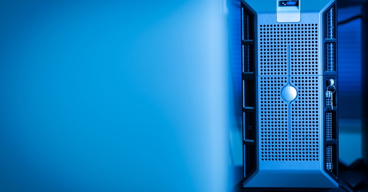 Unidade de servidor em rack de datacenter sob iluminação azul