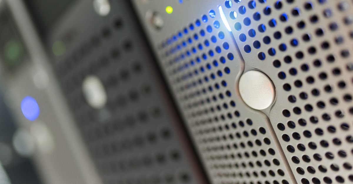Rack de servidores com luzes azuis em data center