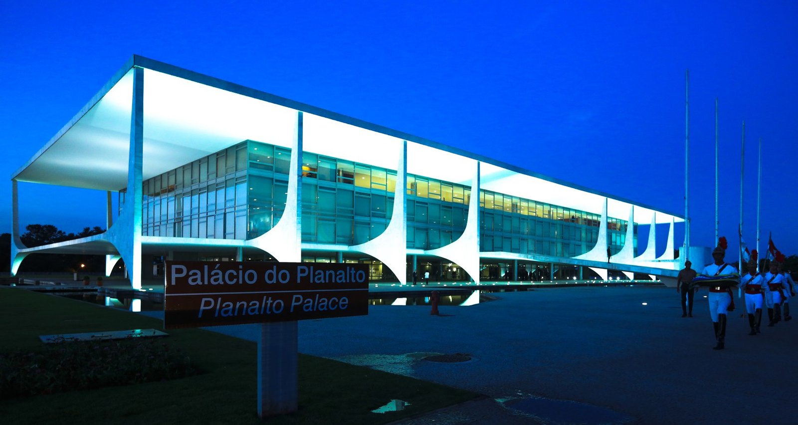 Fachada do Palácio do Planalto iluminada ao anoitecer, em Brasília