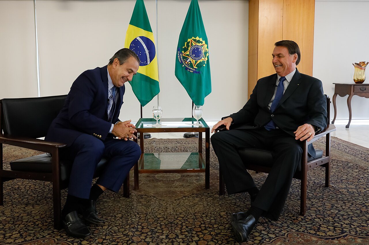 O pastor Silas Malafaia conversa sentado em poltrona com o então presidente Jair Bolsonaro no Palácio do Planalto, em 2020