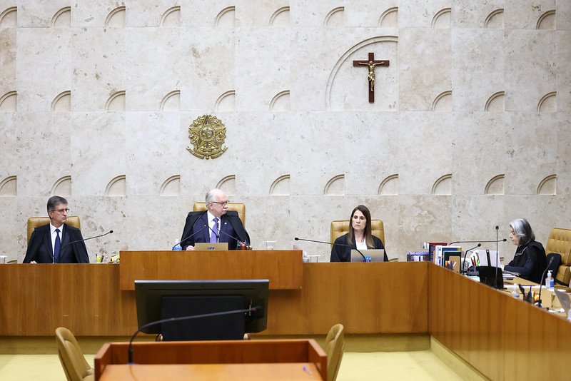 Ministros do STF durante sessão plenária, com o presidente Edson Fachin ao centro da bancada