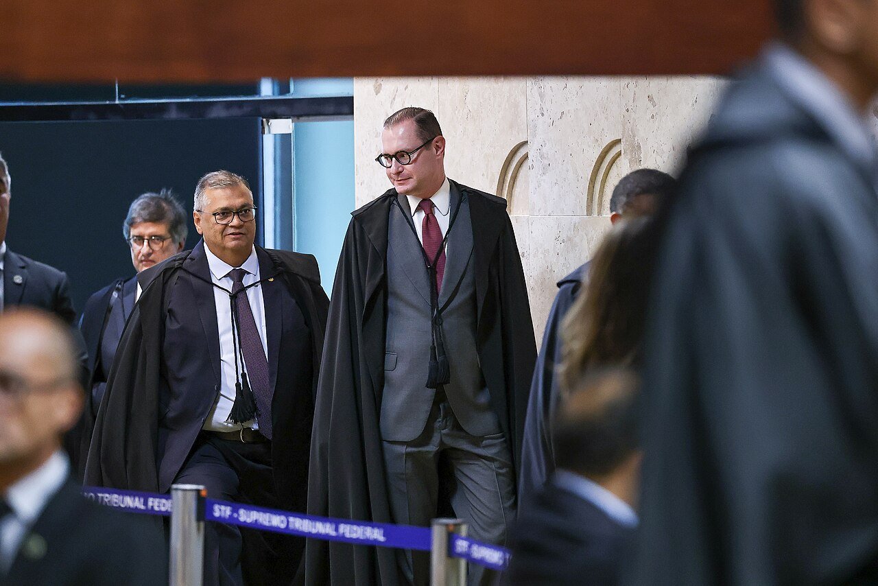 Os ministros Flávio Dino e Cristiano Zanin caminham pelo STF a caminho do plenário em sessão de fevereiro de 2026