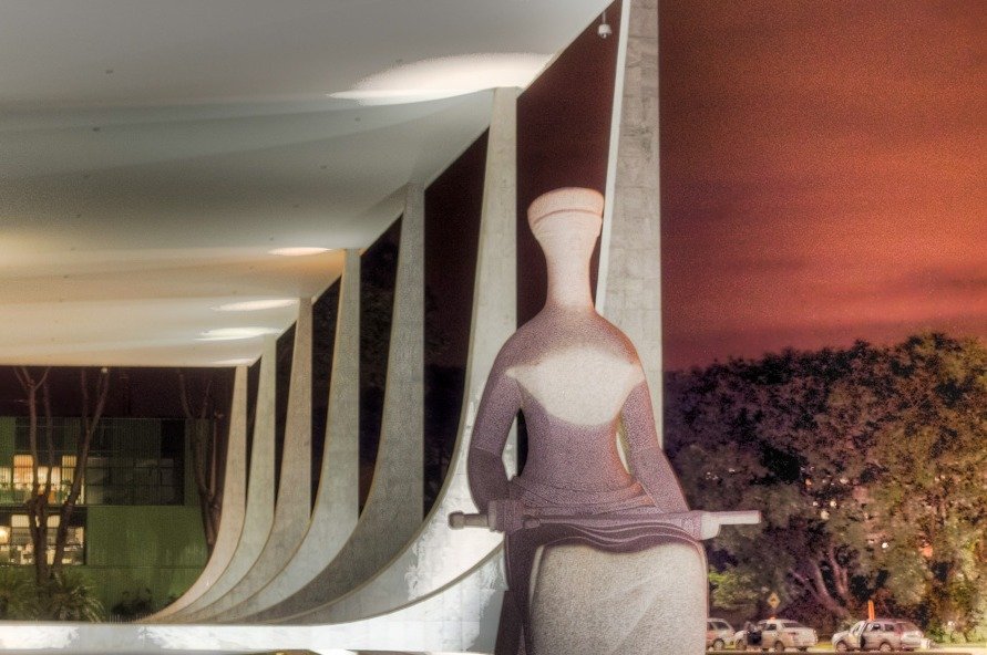 Estátua da Justiça diante do edifício-sede do Supremo Tribunal Federal, em Brasília