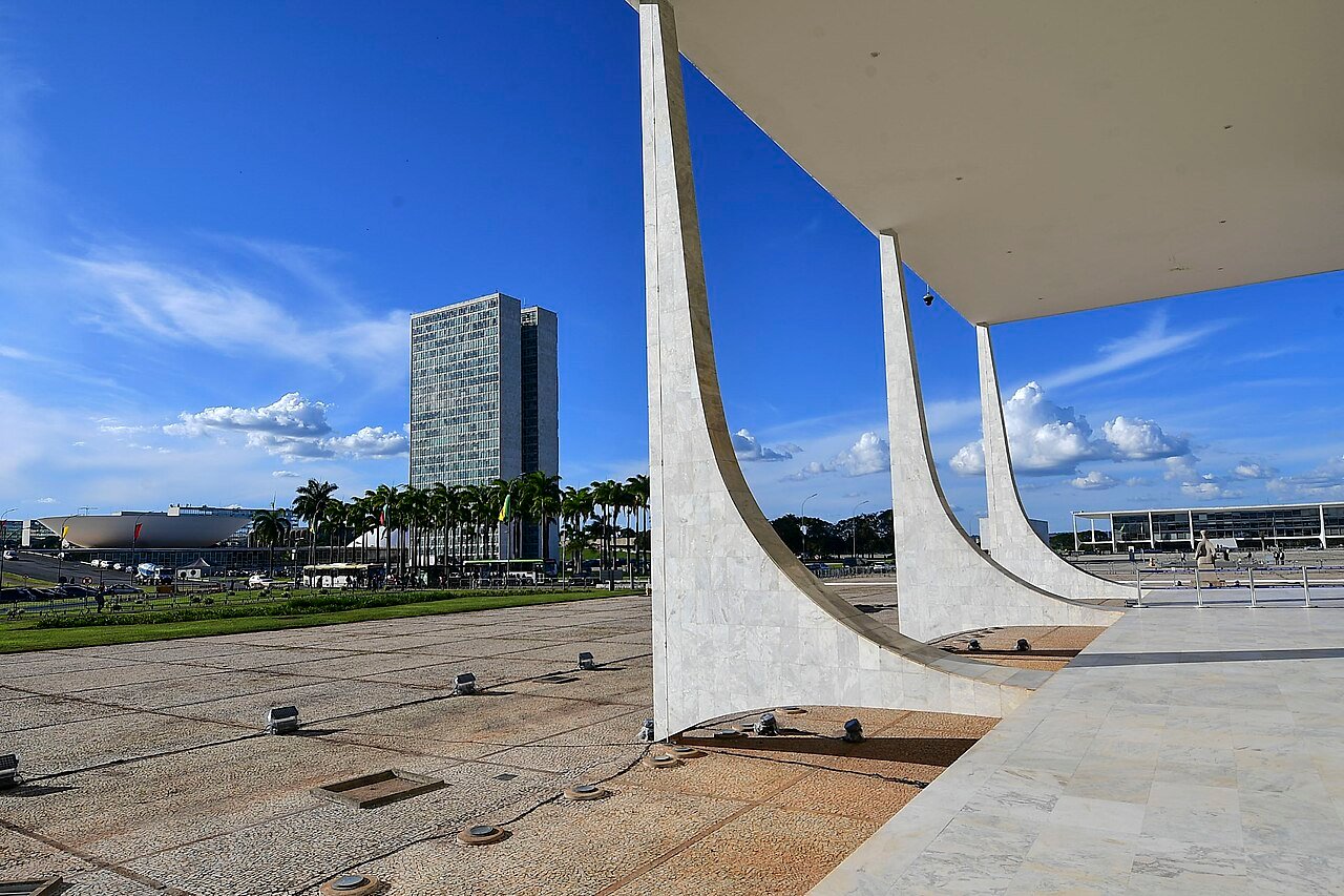 Colunas da fachada do Supremo Tribunal Federal, na Praça dos Três Poderes
