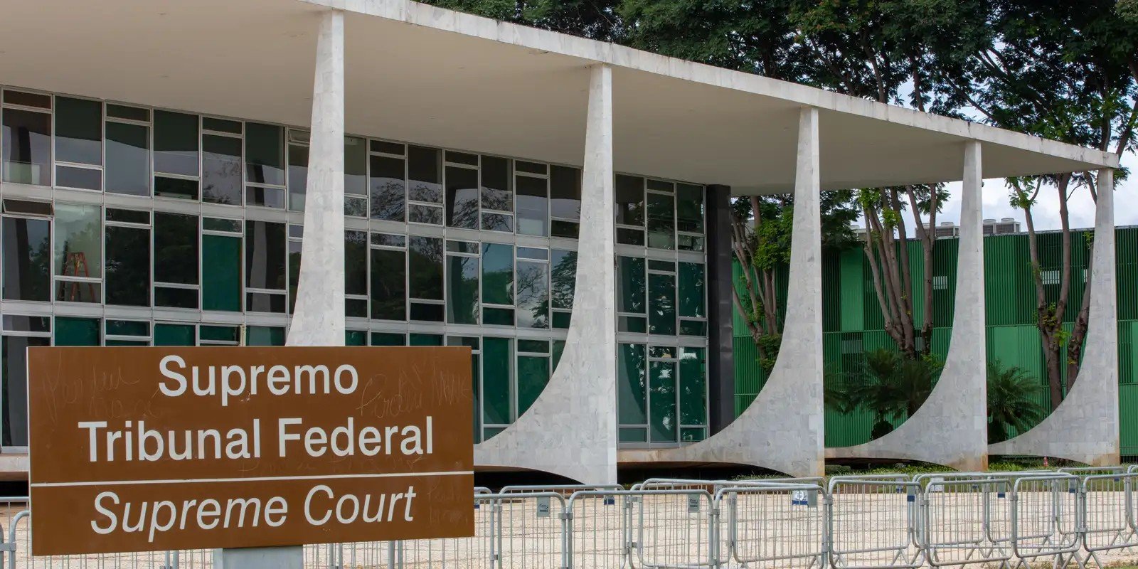 Fachada do Supremo Tribunal Federal em Brasília, com placa de identificação e grades de contenção
