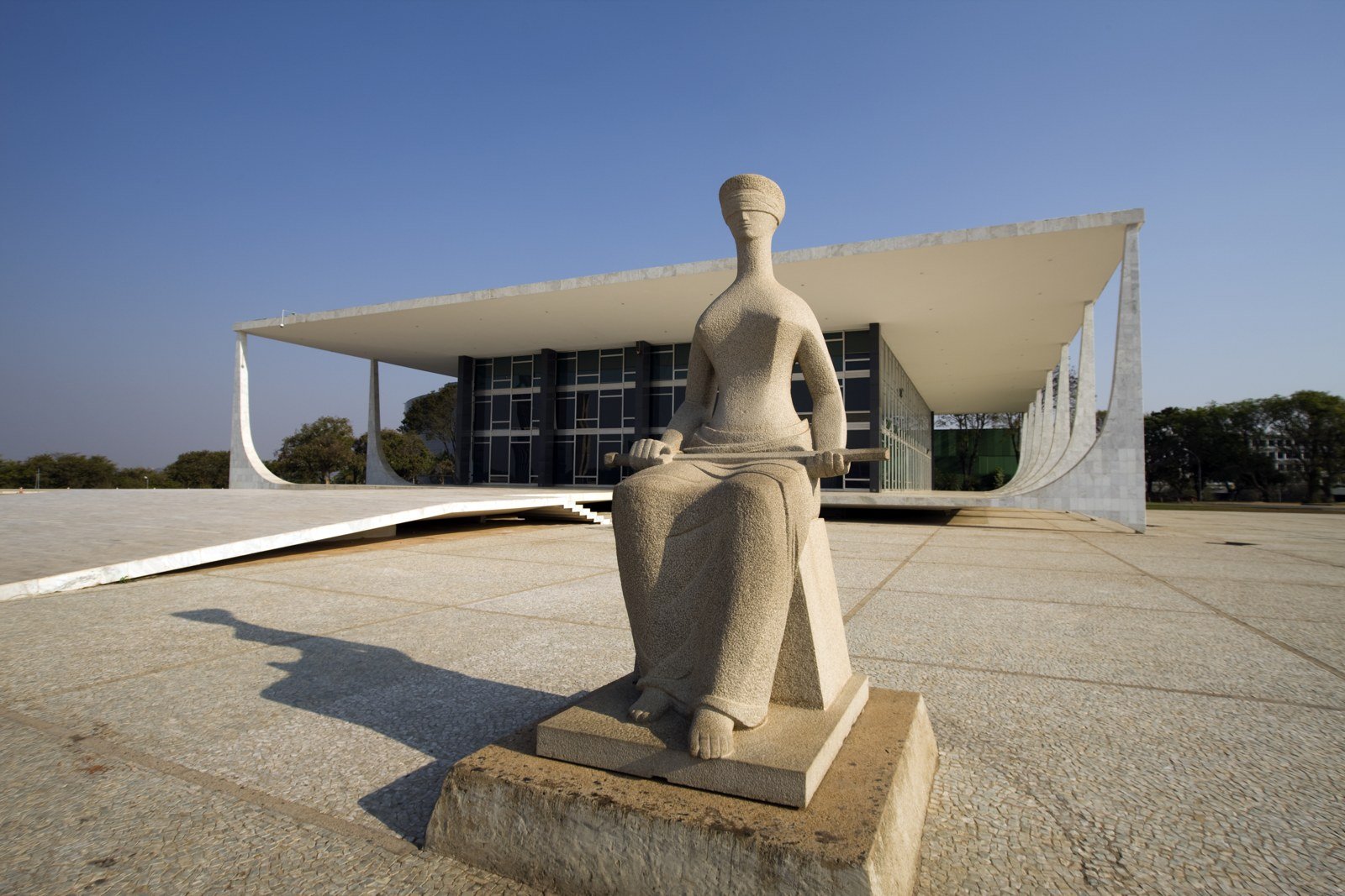 Fachada do edifício-sede do Supremo Tribunal Federal com a escultura A Justiça em primeiro plano
