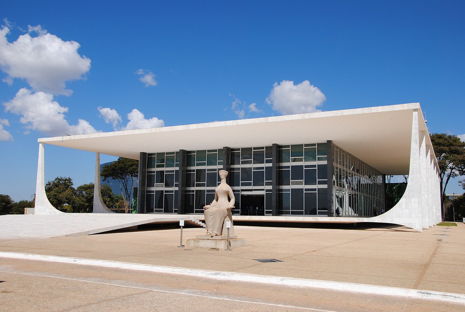 Fachada do edificio-sede do Supremo Tribunal Federal com a estatua A Justica em primeiro plano
