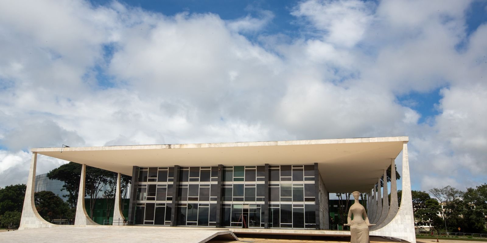 Fachada do edifício-sede do Supremo Tribunal Federal, em Brasília, com a estátua A Justiça em primeiro plano e céu de nuvens (foto de arquivo)
