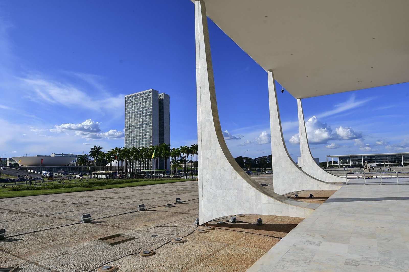 Colunas de mármore do Palácio do Supremo Tribunal Federal, com o Congresso Nacional ao fundo, em Brasília
