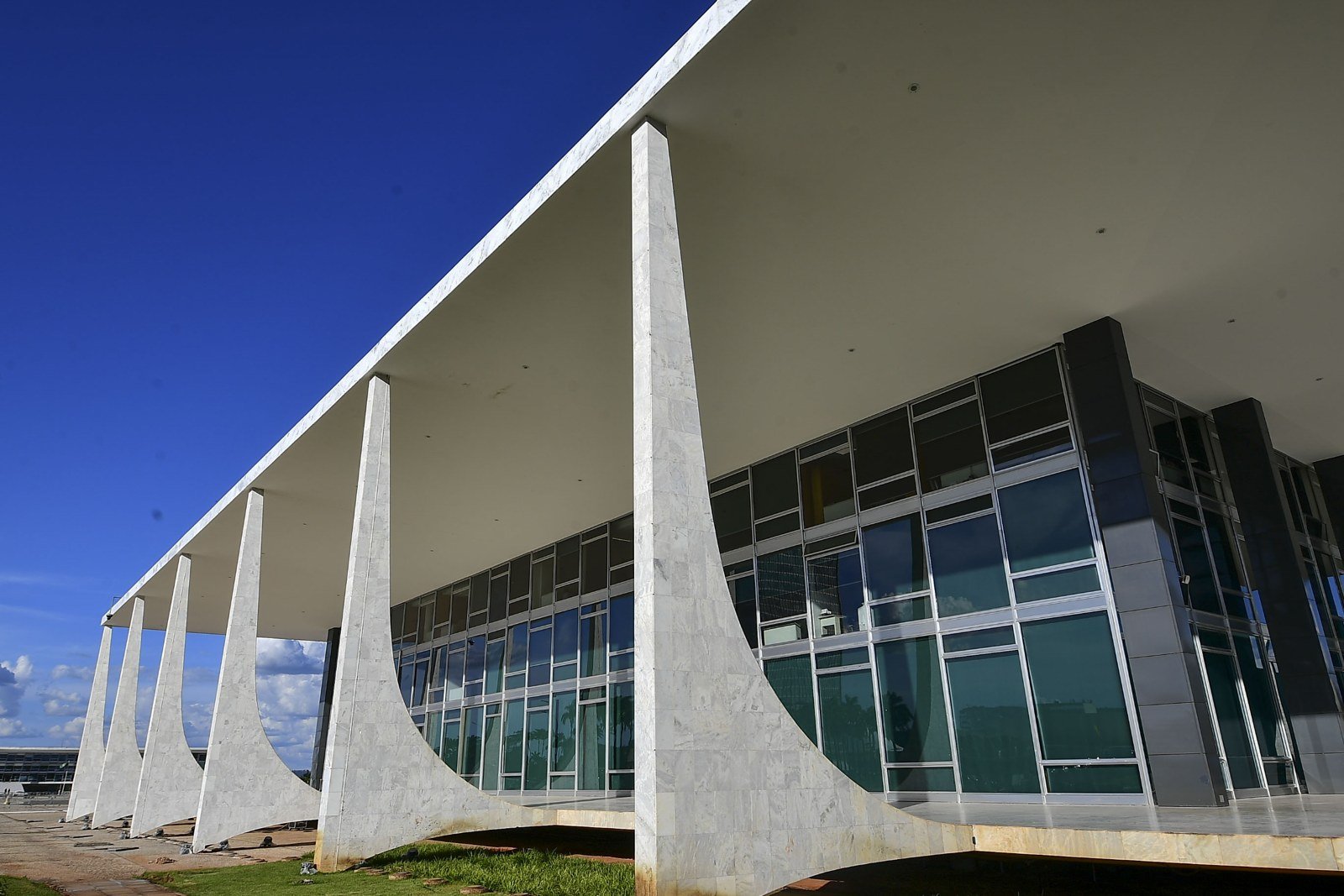 Colunas de mármore na fachada do edifício-sede do Supremo Tribunal Federal, em Brasília