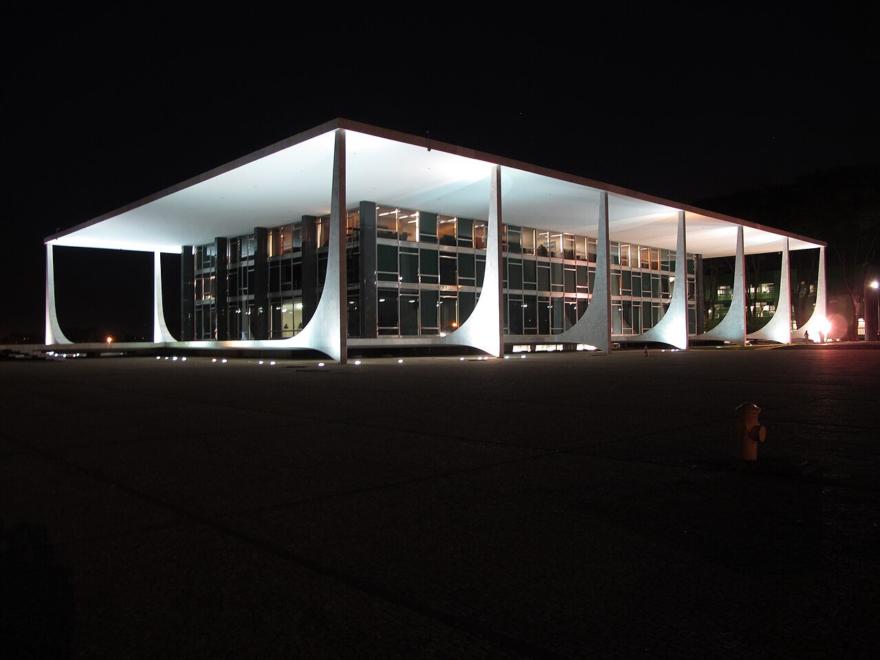 Edifício sede do Supremo Tribunal Federal iluminado à noite, na Praça dos Três Poderes