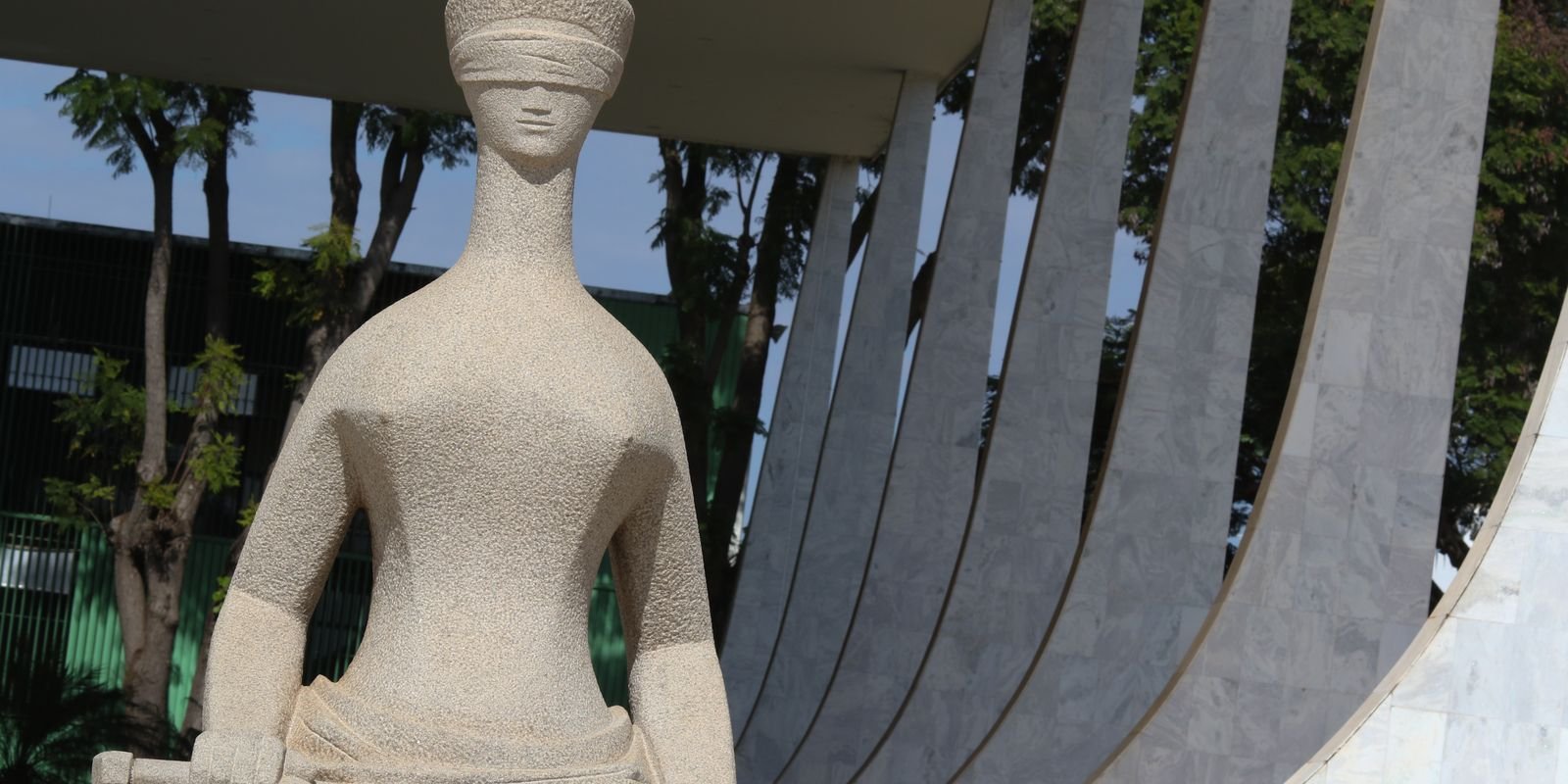 Escultura A Justiça, de Alfredo Ceschiatti, em frente à fachada do Supremo Tribunal Federal