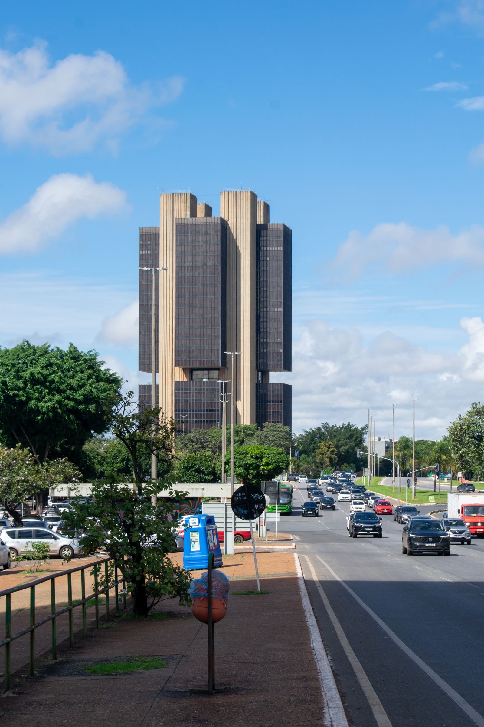 Edifício-sede do Banco Central do Brasil em Brasília, visto de uma avenida com tráfego de veículos