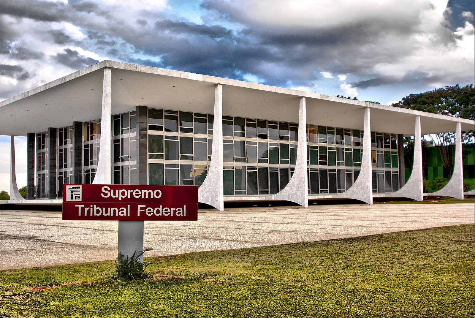 Fachada do Supremo Tribunal Federal em Brasília, com a placa vermelha do tribunal em primeiro plano