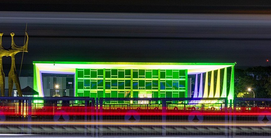 Fachada do edifício-sede do Supremo Tribunal Federal, em Brasília, ao lado da escultura Os Candangos